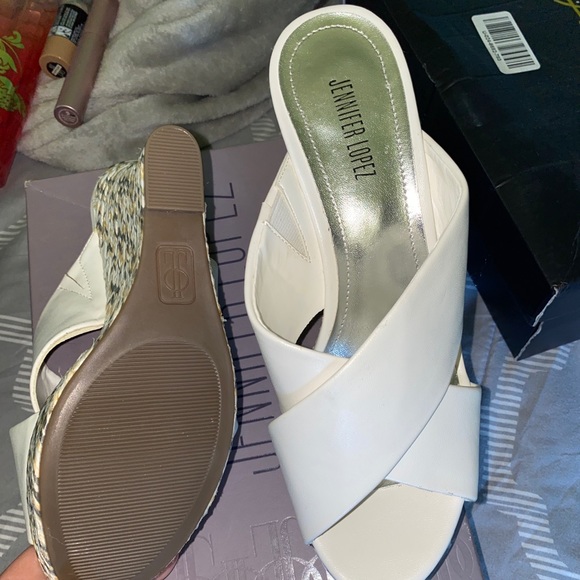 2 pairs women’s heels (Jennifer Lopez) & (INC) - Picture 6 of 7